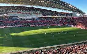 教练再烂都不是小杨打得这么低效的借口，夸梅布朗、米利西奇、多特奥等在NCAA、欧洲联赛都是无敌存在，最后轻易被NBA淘汰，结论就是不适应NBA，谁会把锅扔到教练身上？？